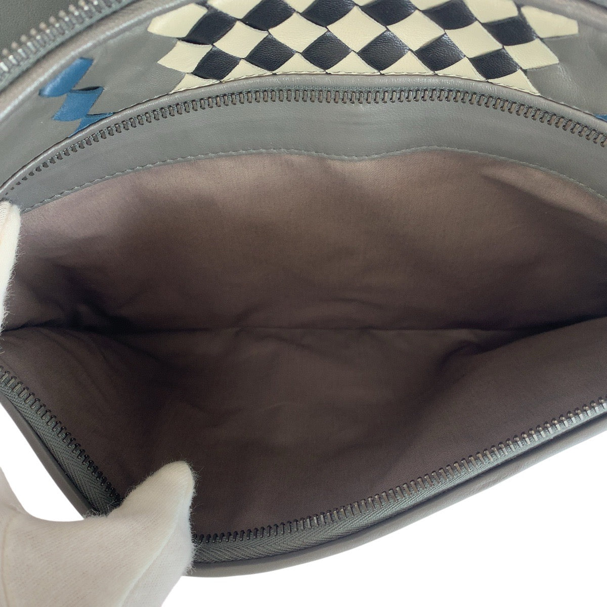 18553
BOTTEGAVENETA ボッテガヴェネタ イントレチャート グレー ガンメタ金具 レザー クラッチバッグ セカンドバッグ メンズ ABP41