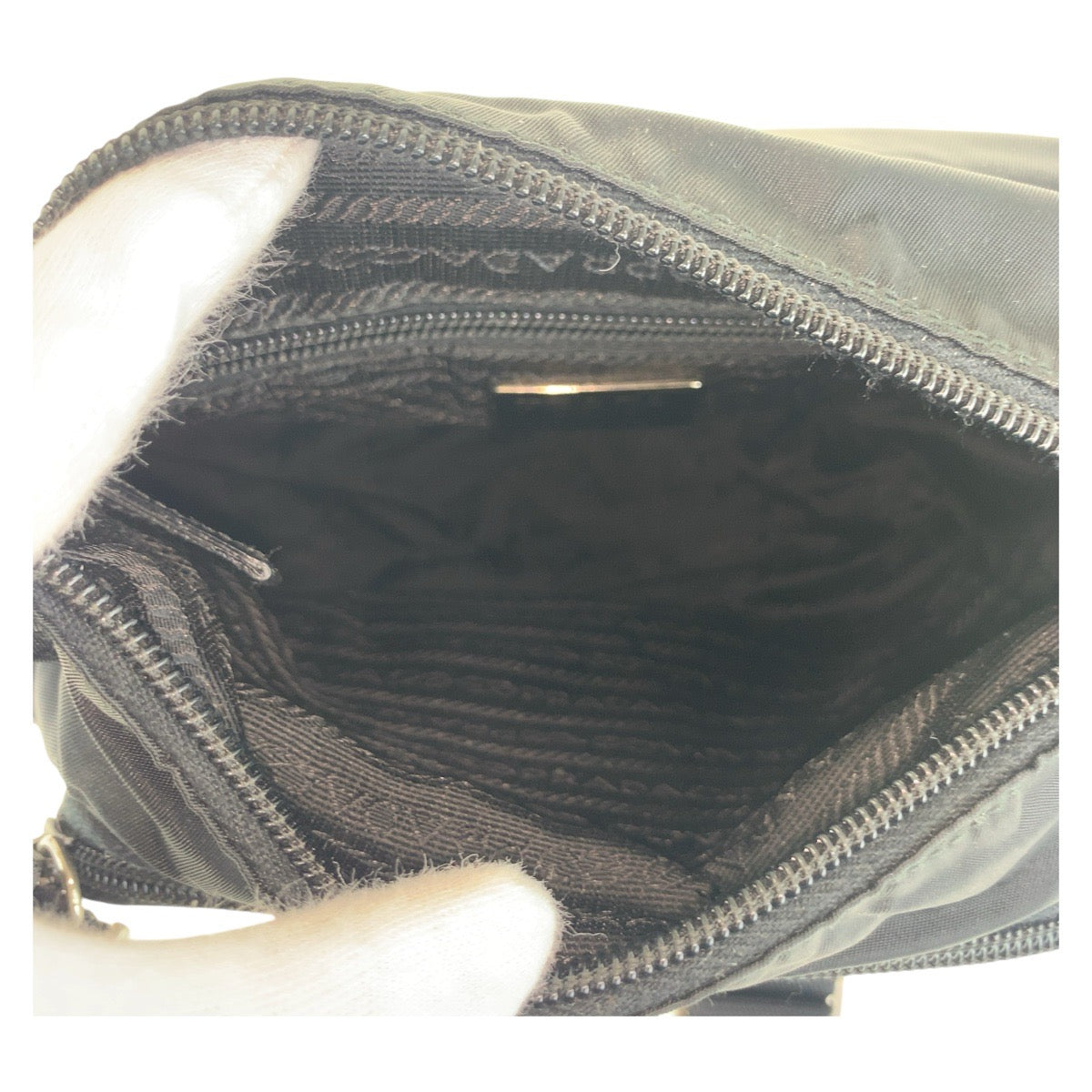 18556
PRADA プラダ テスート 三角ロゴプレート ブラック 黒 シルバー金具 ナイロン ショルダーバッグ ポシェット  レディース ABP43