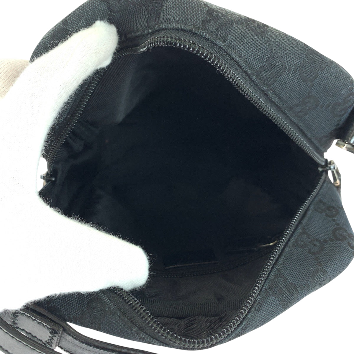 18582
GUCCI グッチ 男女兼用 ブラック 黒 シルバー金具 GGキャンバス ショルダーバッグ ポシェット  レディース