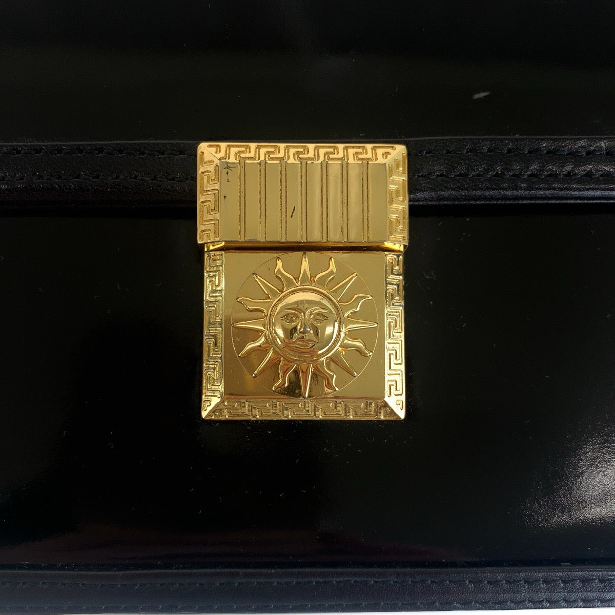 18586
VERSACE ヴェルサーチ ヴィンテージ サンバースト ブラック 黒 ゴールド金具 エナメル ハンドバッグ バニティバッグ  レディース ABP43