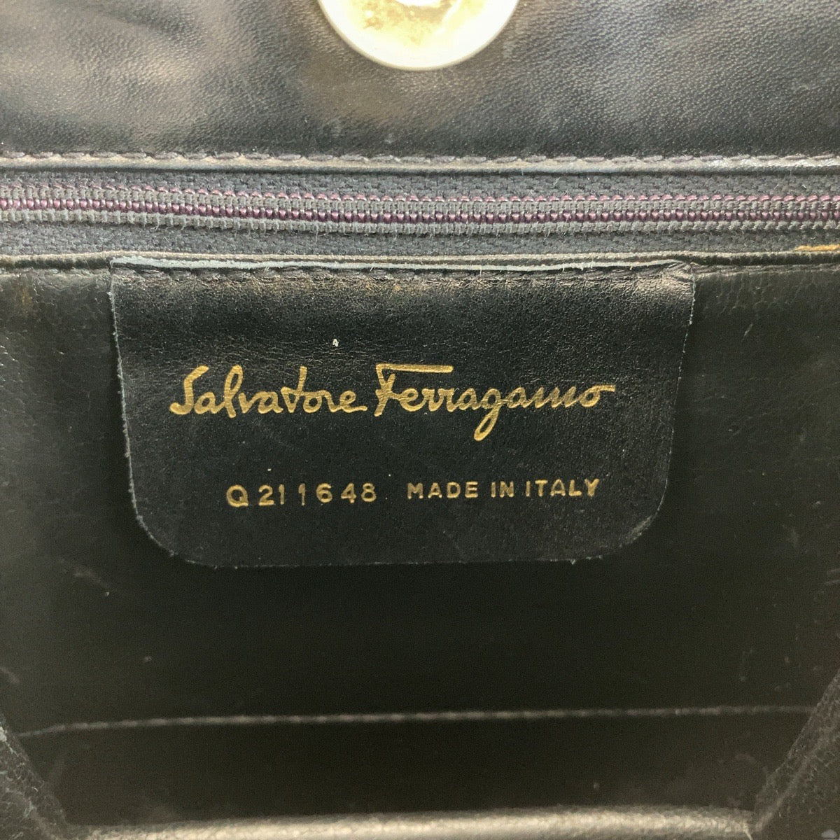 18600
Salvatore Ferragamo サルヴァトーレフェラガモ ヴィンテージ ガンチーニ ブラック 黒 ゴールド金具 レザー ハンドバッグ パーティバッグ バニティバッグ  レディース AB48