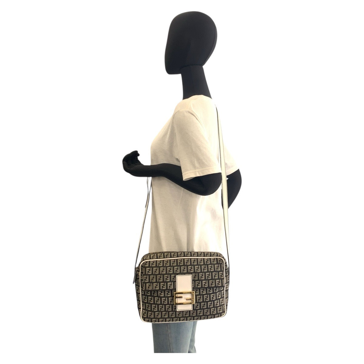 18652
FENDI フェンディ ズッキーノ マンマ ブラック 黒 ホワイト ゴールド金具 キャンバス / レザー ショルダーバッグ ポシェット レディース ABP68