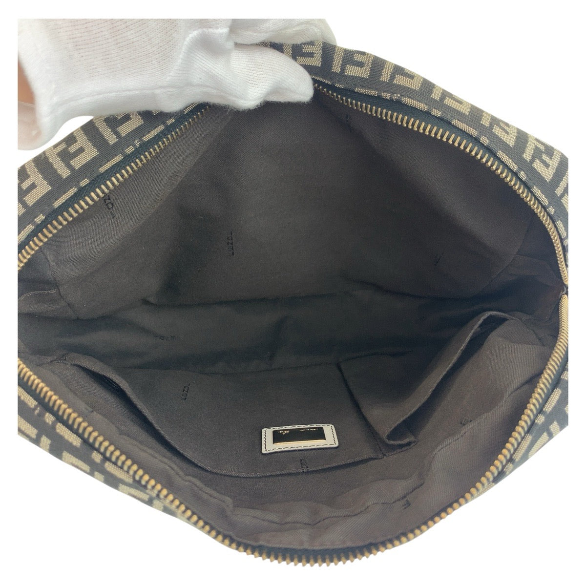 18652
FENDI フェンディ ズッキーノ マンマ ブラック 黒 ホワイト ゴールド金具 キャンバス / レザー ショルダーバッグ ポシェット レディース ABP68