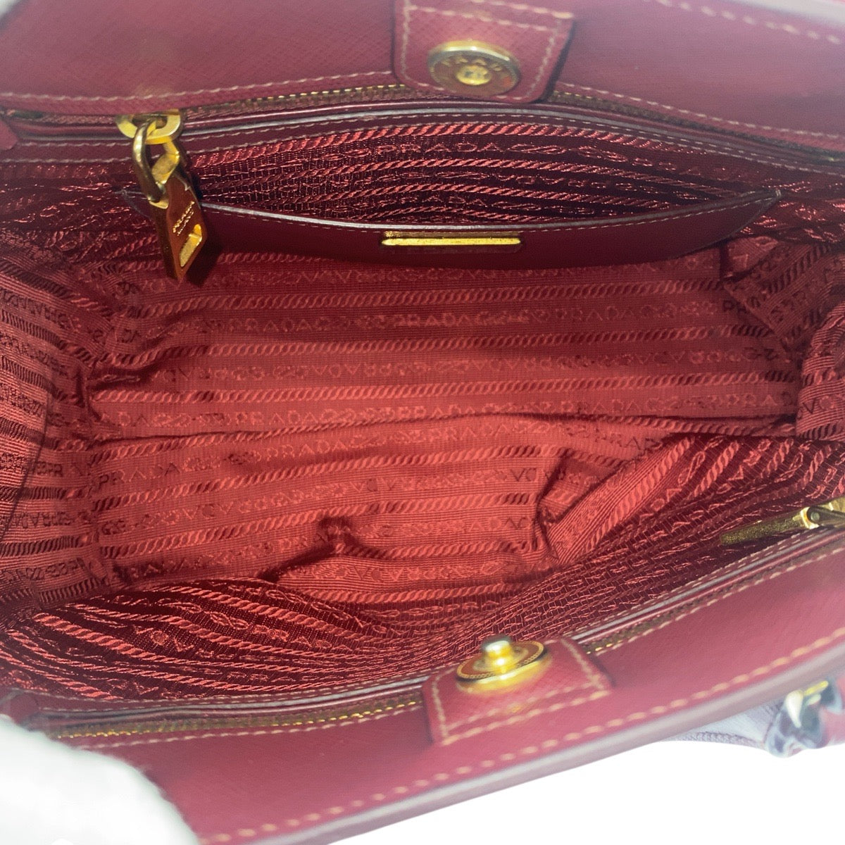18657
PRADA プラダ サフィアーノ 三角ロゴプレート レッド ワインレッド ゴールド金具 レザー ハンドバッグ トートバッグ ショルダーバッグ 2WAY  レディース AB48