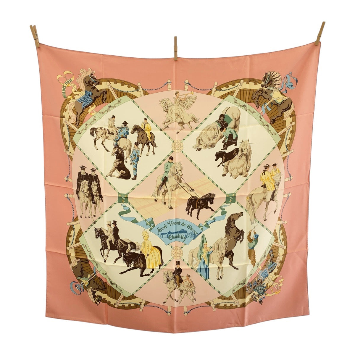 18686
HERMES エルメス カレ90 Musee Vivant du Cheval Chantilly ピンク マルチカラー シルク スカーフ  レディース A20
