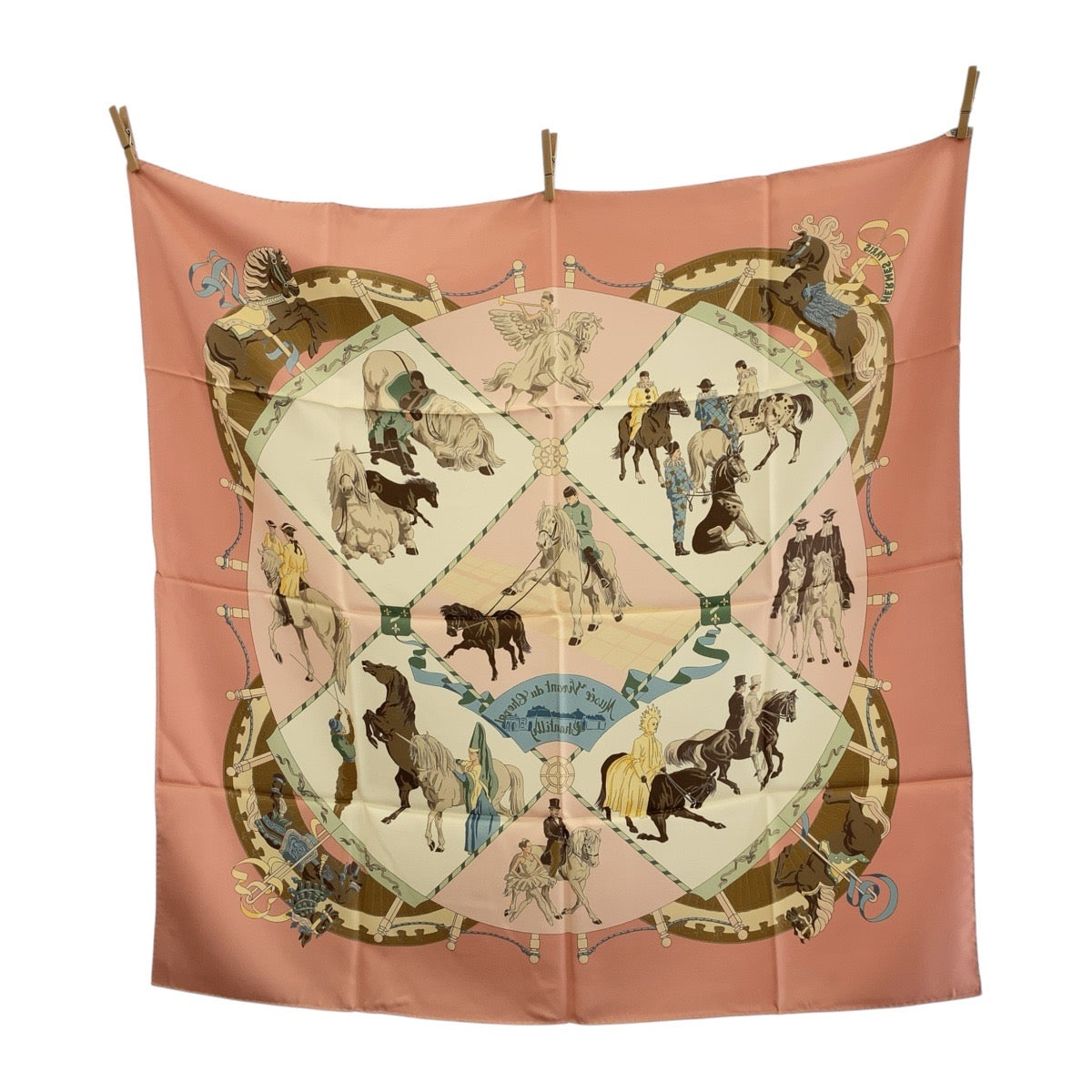 18686
HERMES エルメス カレ90 Musee Vivant du Cheval Chantilly ピンク マルチカラー シルク スカーフ  レディース A20