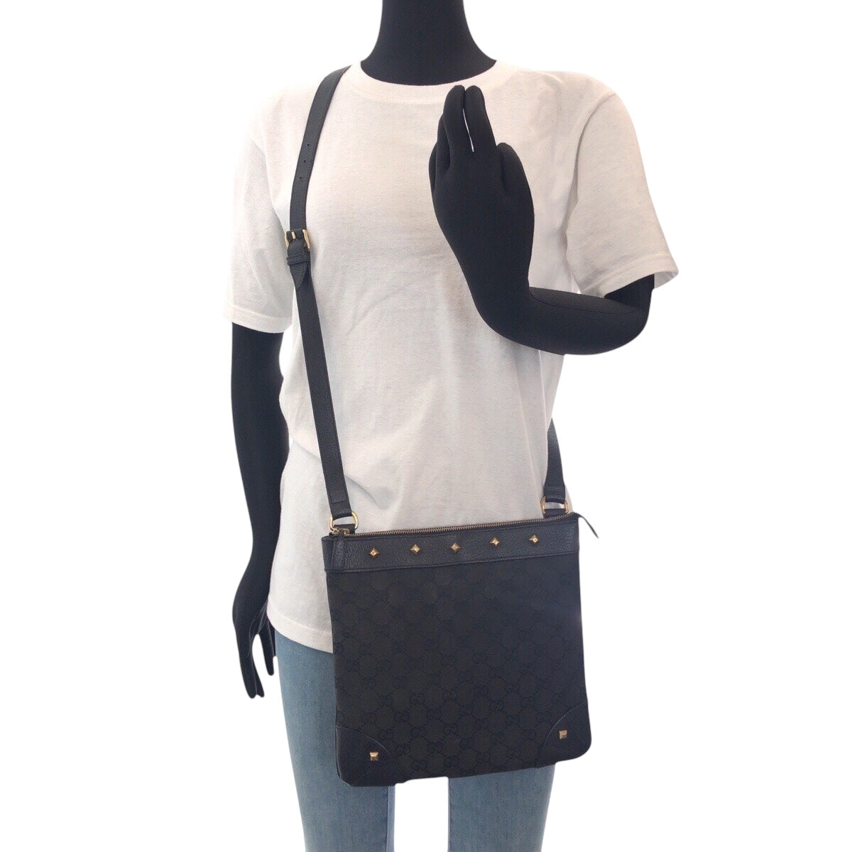 18699
GUCCI グッチ スタッズ ブラック 黒 ゴールド金具 GGキャンバス / レザー 120893 ショルダーバッグ ポシェット  レディース AB39