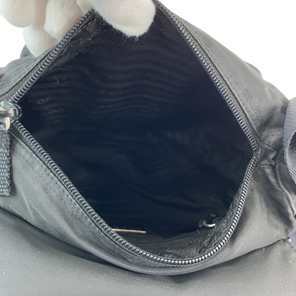 18713
PRADA プラダ テスート 三角ロゴプレート ブラック 黒 シルバー金具 ナイロン ショルダーバッグ ポシェット  レディース AB39