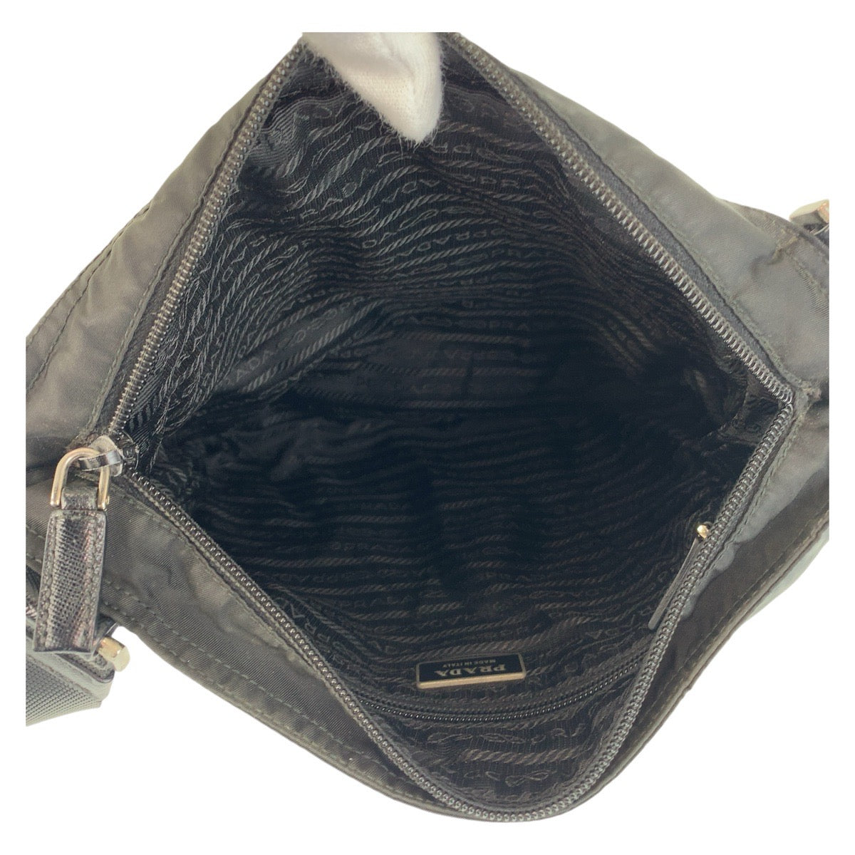 18736
PRADA プラダ テスート サフィアーノレザー 三角ロゴプレート 男女兼用 ブラック 黒 シルバー金具 ナイロン ショルダーバッグ メッセンジャーバッグ  メンズ ABP40