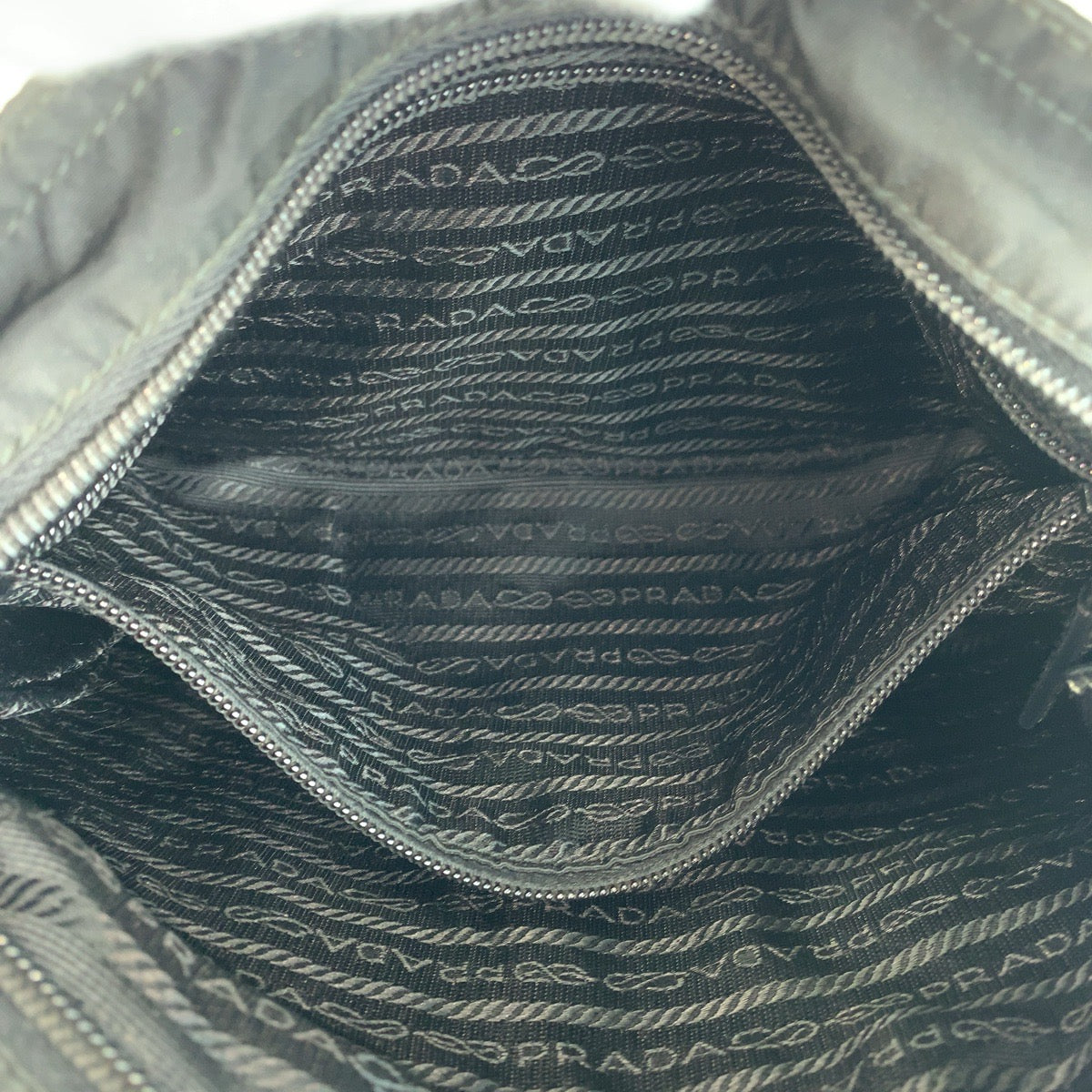 18736
PRADA プラダ テスート サフィアーノレザー 三角ロゴプレート 男女兼用 ブラック 黒 シルバー金具 ナイロン ショルダーバッグ メッセンジャーバッグ  メンズ ABP40