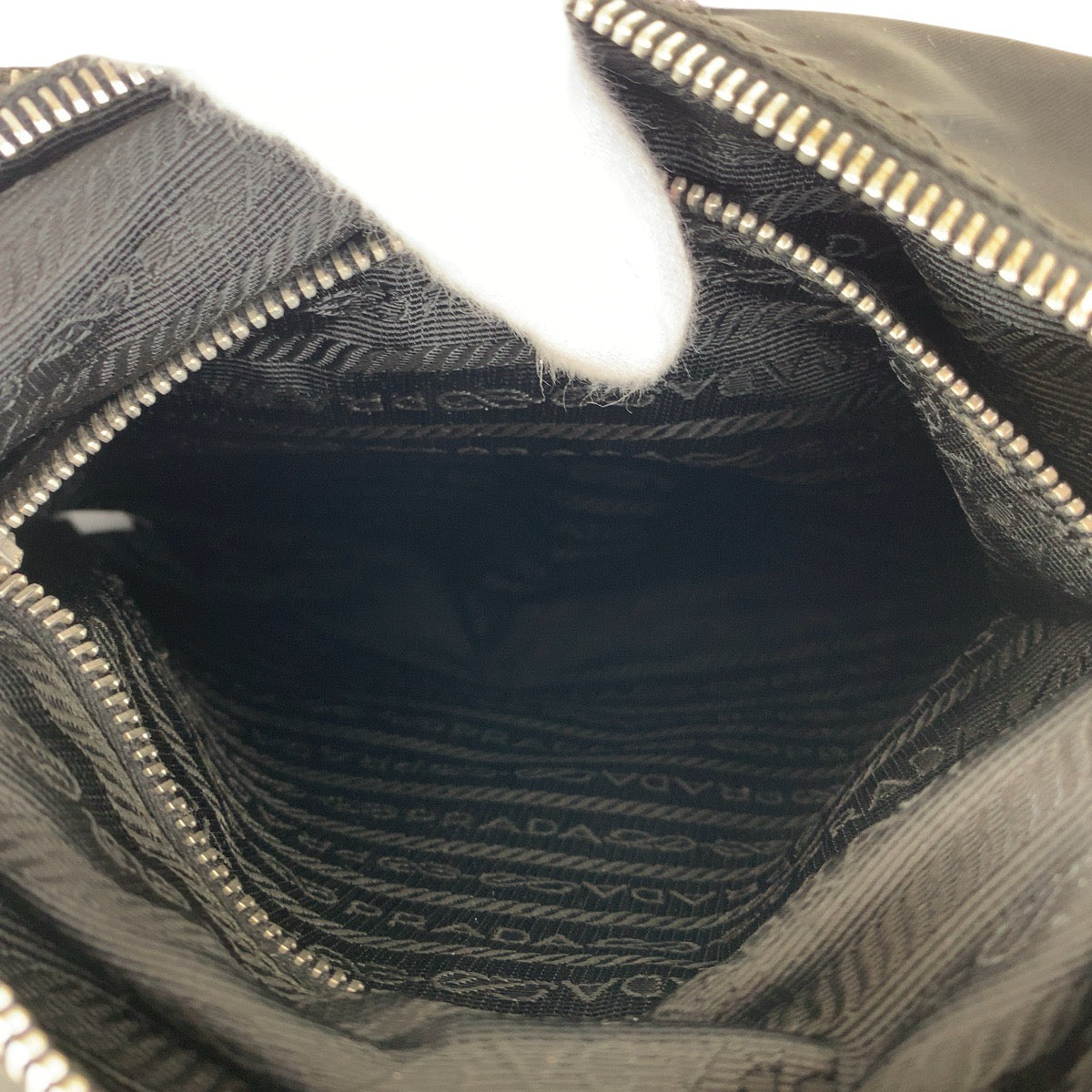 18747
PRADA プラダ テスート 三角ロゴプレート ブラック 黒 シルバー金具 ナイロン / レザー ショルダーバッグ ポシェット レディース AB39