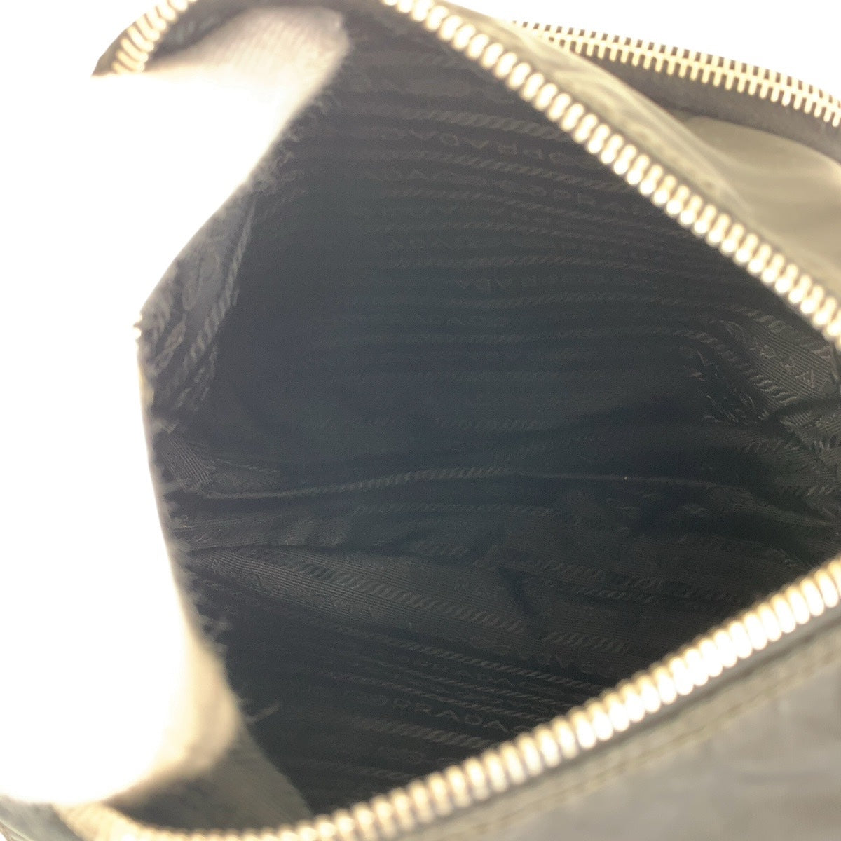 18747
PRADA プラダ テスート 三角ロゴプレート ブラック 黒 シルバー金具 ナイロン / レザー ショルダーバッグ ポシェット レディース AB39