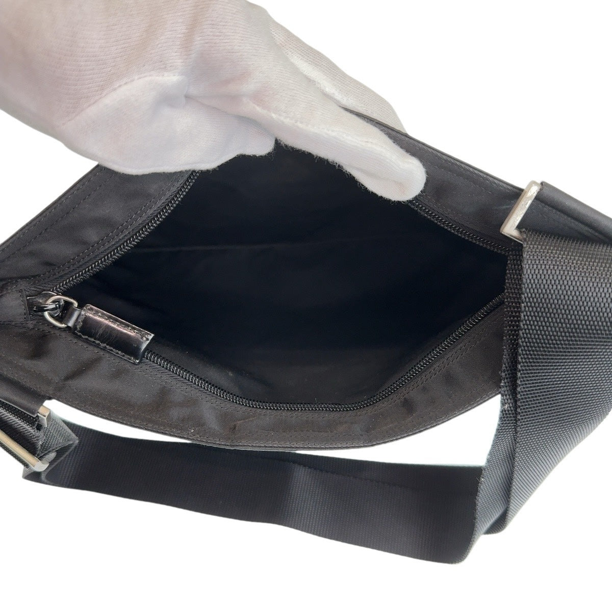 18801
PRADA プラダ テスート 三角ロゴプレート ブラック 黒 シルバー金具 ナイロン ショルダーバッグ ポシェット  レディース ABP39