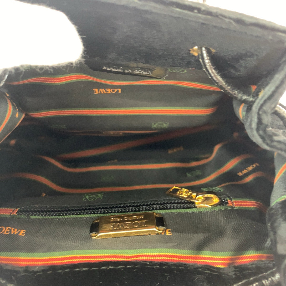 18822
LOEWE ロエベ ヴィンテージ ベラスケス ロゴ ブラック 黒 ゴールド金具 パテントレザー / スウェード リュックサック バックパック  レディース AB35