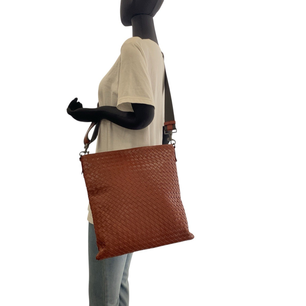 18841
BOTTEGAVENETA ボッテガヴェネタ イントレチャート 男女兼用 ブラウン ガンメタ金具 レザー B03597793V ショルダーバッグ メッセンジャーバッグ レディース ABP60