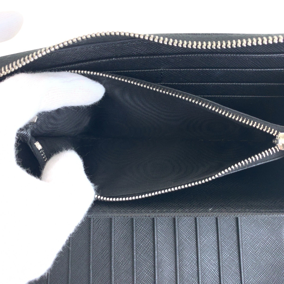 18851
PRADA プラダ サフィアーノ 三角ロゴプレート ブラック 黒 シルバー金具 レザー 長財布 ラウンドファスナー  メンズ ABP44
