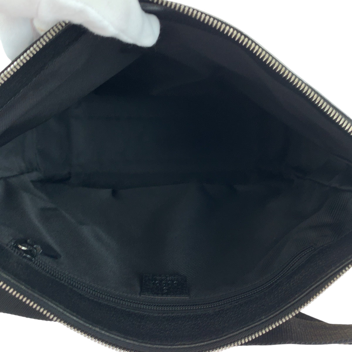 18861
GUCCI グッチ ブラック 黒 シルバー金具 GGキャンバス 110045 ショルダーバッグ 斜め掛け  レディース ABP36