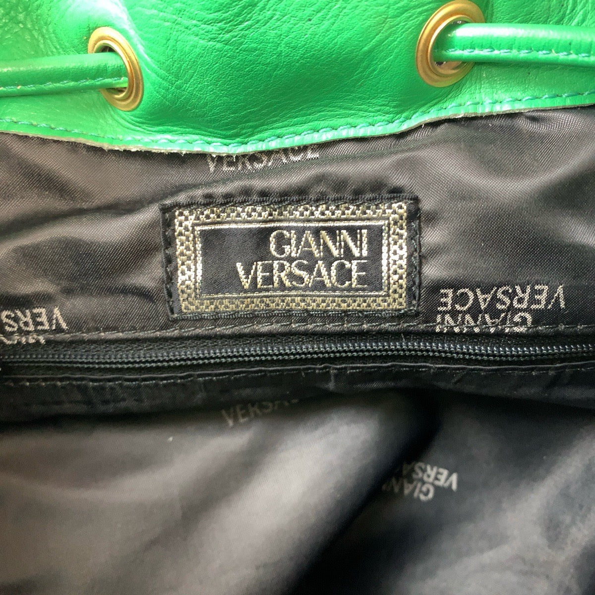 18891
VERSACE ヴェルサーチ ヴィンテージ グリーン マルチカラー ゴールド金具 キャンバス リュックサック バックパック レディース AB52