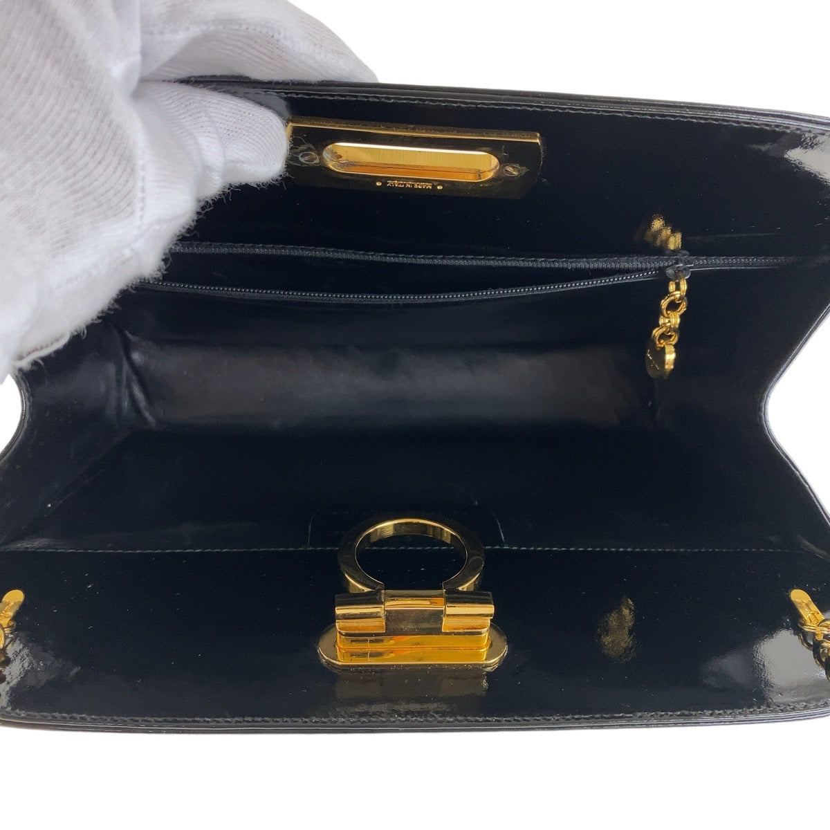 18924
Salvatore Ferragamo サルヴァトーレフェラガモ ヴィンテージ ガンチーニ ブラック 黒 ゴールド金具 パテントレザー P21 0587 ショルダーバッグ クラッチバッグ レディース ABP