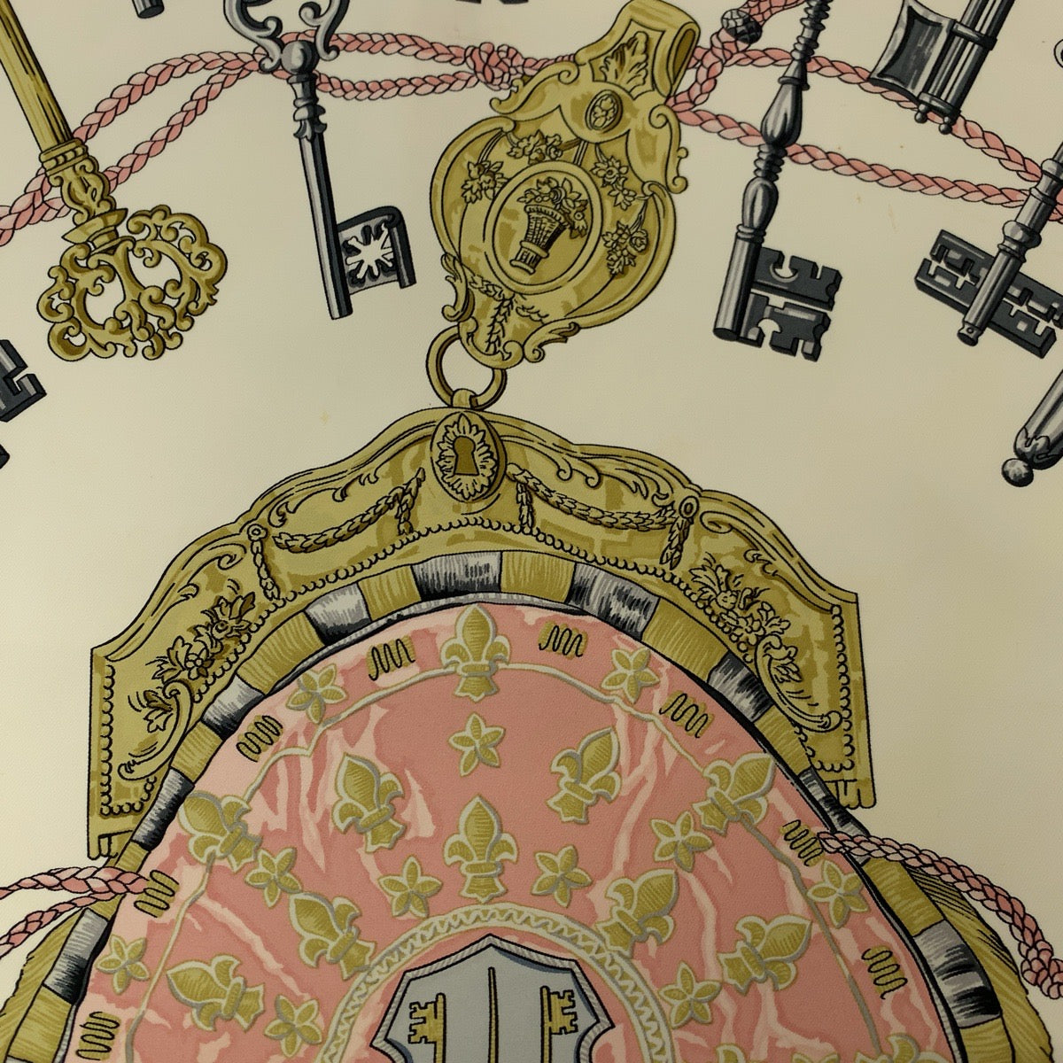 18963
HERMES エルメス カレ90 LES CLES ピンク マルチカラー シルク 大判スカーフ  レディース A22