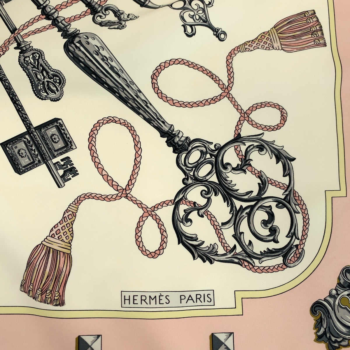 18963
HERMES エルメス カレ90 LES CLES ピンク マルチカラー シルク 大判スカーフ  レディース A22