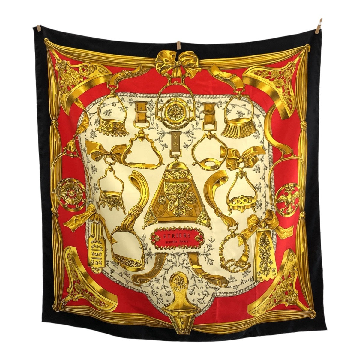 19011
HERMES エルメス ETRIERS カレ90 レッド ベージュ ブラック シルク スカーフ 大判スカーフ  レディース ABP20