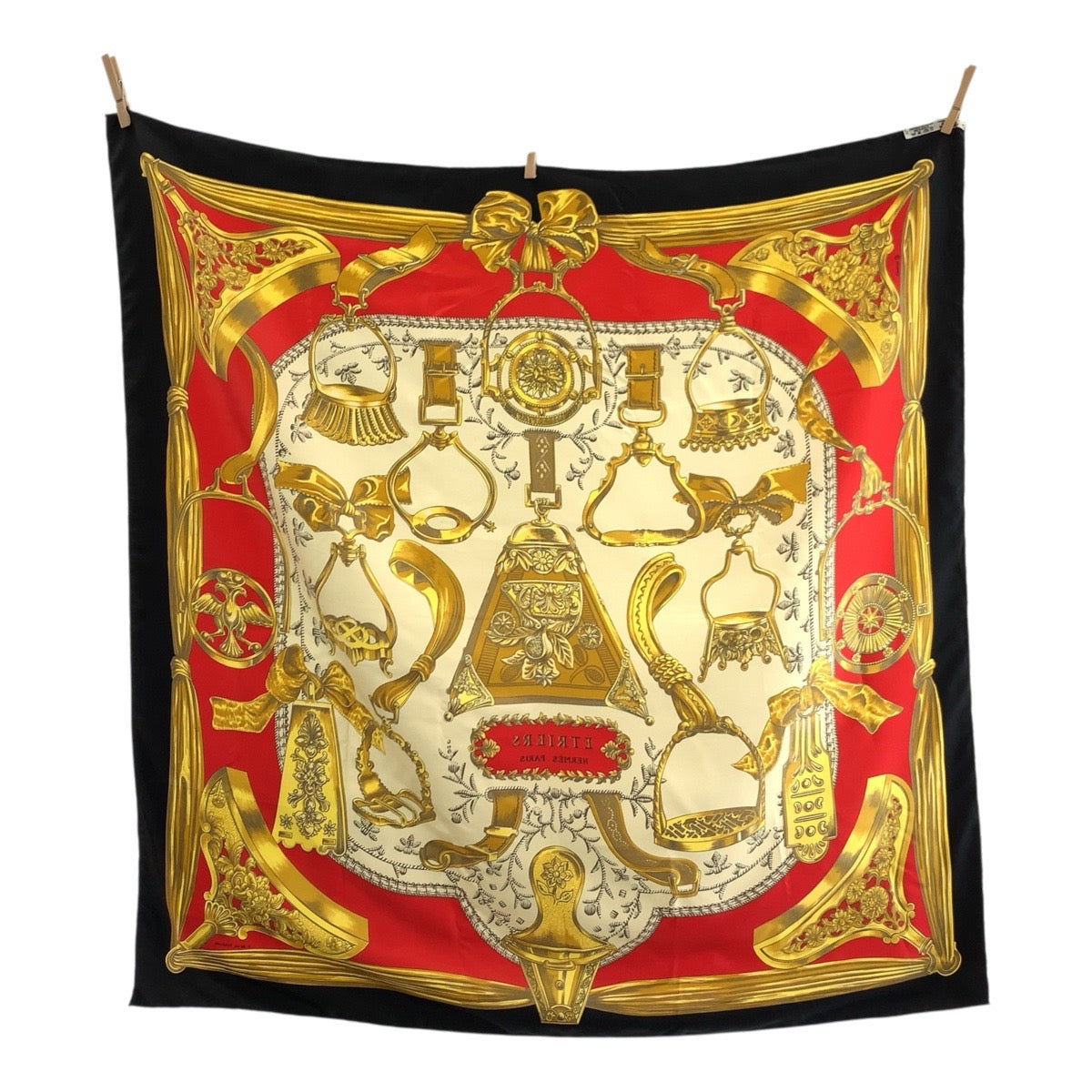 19011
HERMES エルメス ETRIERS カレ90 レッド ベージュ ブラック シルク スカーフ 大判スカーフ  レディース ABP20