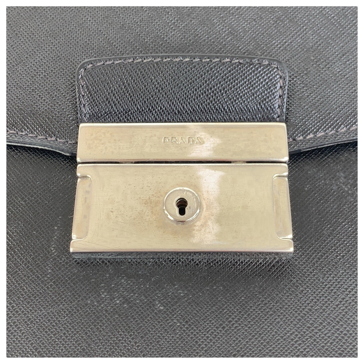 19019
PRADA プラダ サフィアーノ ブラック 黒 シルバー金具 レザー ビジネスバッグ ブリーフケース メンズ AB42