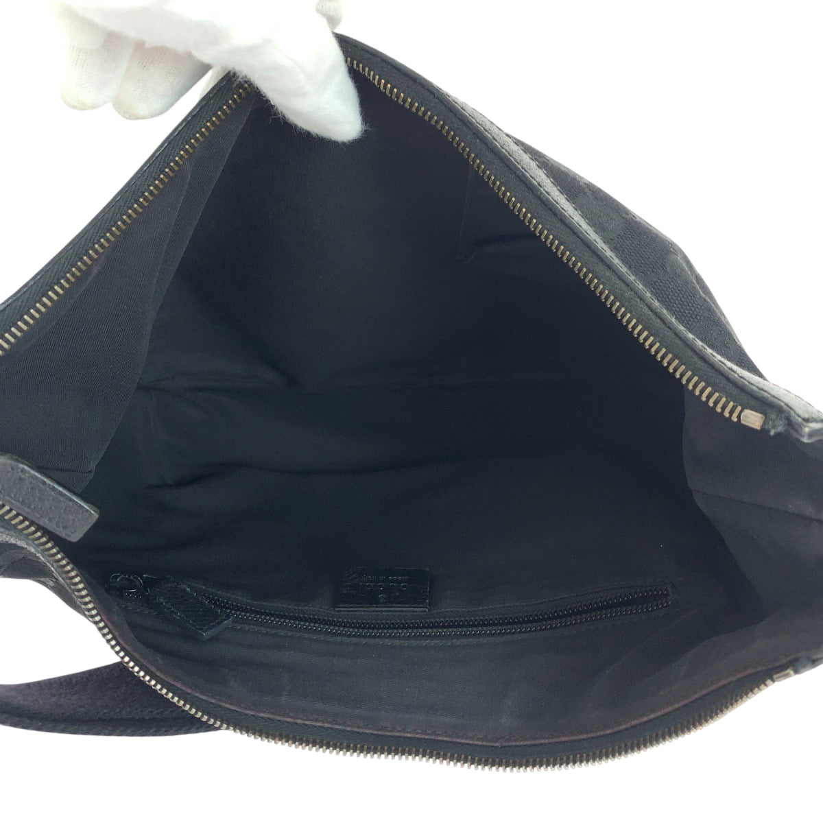 19040
GUCCI グッチ ブラック 黒 シルバー金具 GGキャンバス 181092 ショルダーバッグ 斜め掛け  レディース AB25