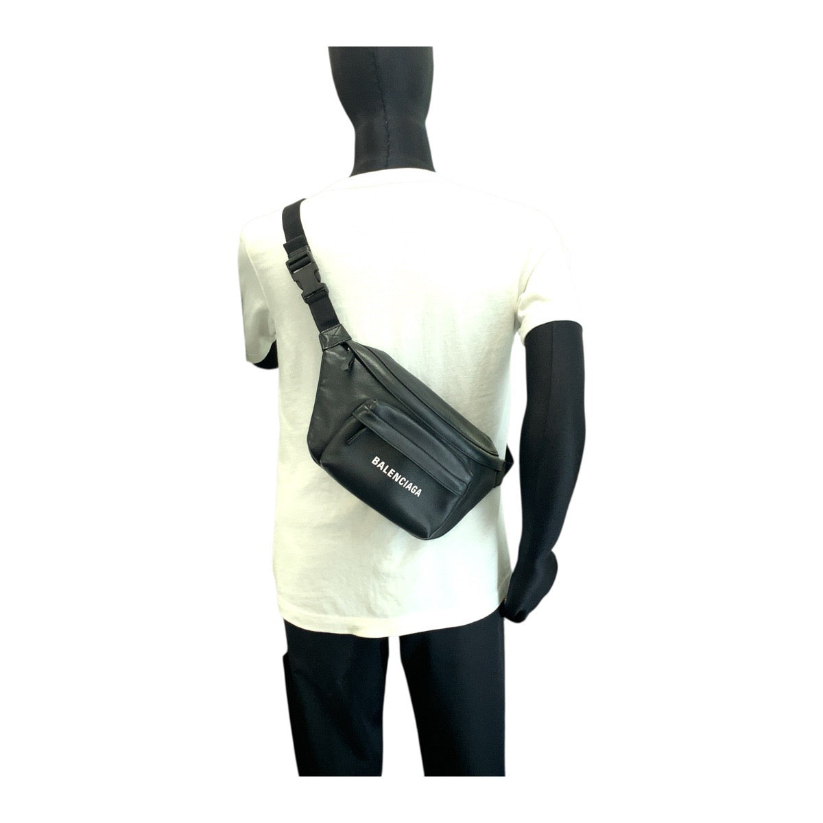 19047
BALENCIAGA バレンシアガ エブリデイ ロゴプリント ブラック 黒 シルバー金具 レザー 552376 ボディバッグ ウエストバッグ 男女兼用 メンズ ABP75
