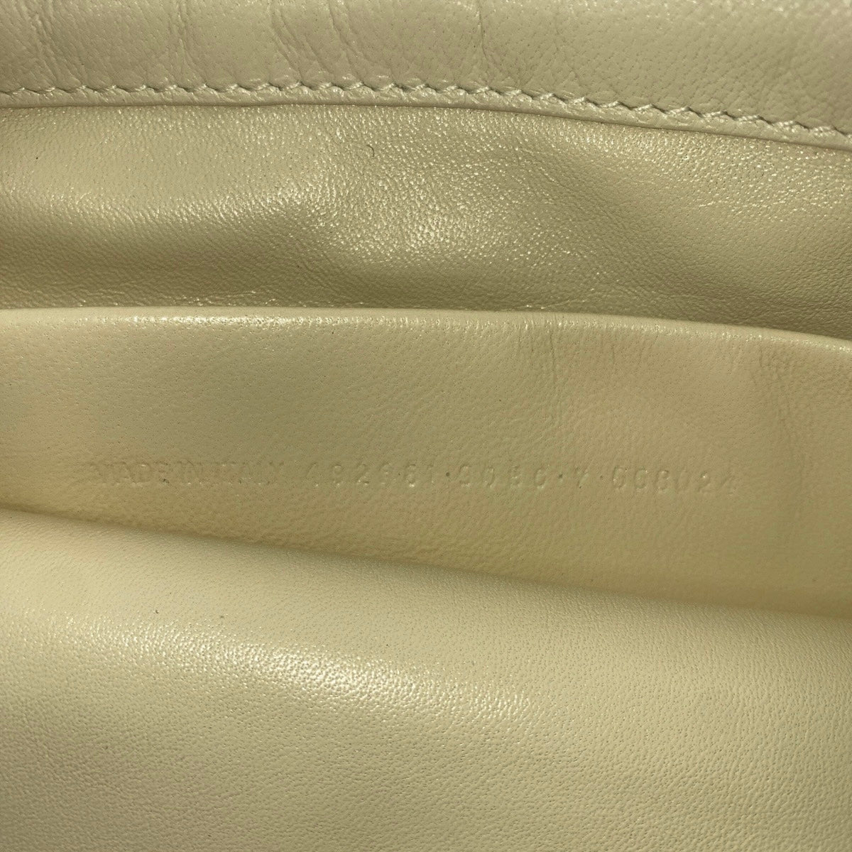 19059
BALENCIAGA バレンシアガ シアリングロゴ ホワイト シルバー金具 ムートン 492681 クラッチバッグ 男女兼用 メンズ A70