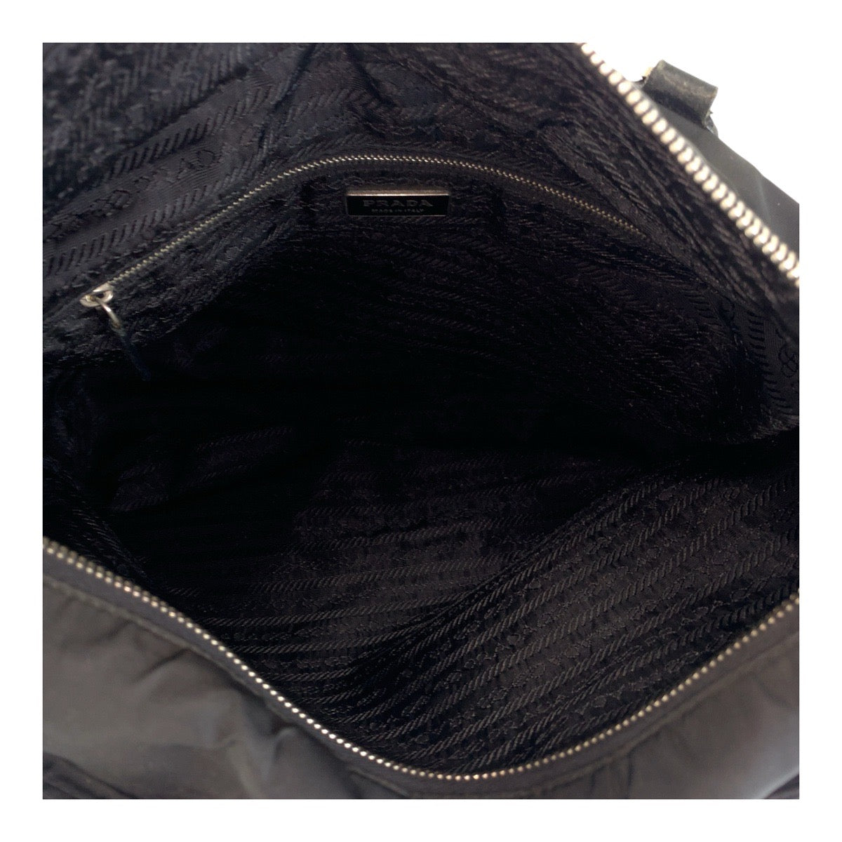 19115
PRADA プラダ テスート 三角ロゴプレート ブラック 黒 シルバー金具 ナイロン ショルダーバッグ  レディース AB28