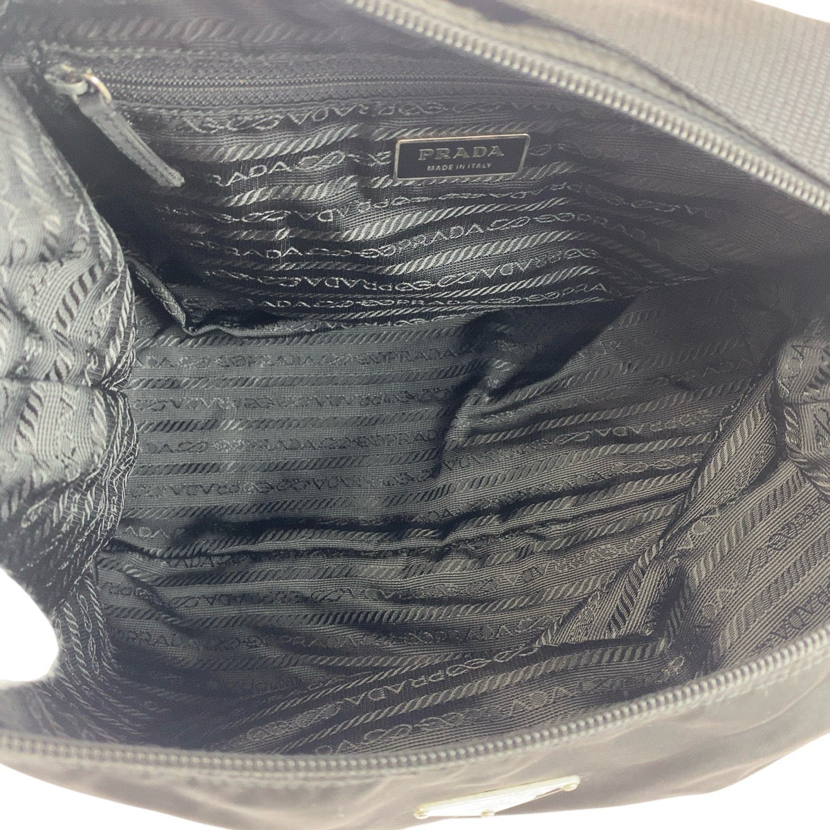 19120
PRADA プラダ テスート 三角ロゴプレート ブラック 黒 シルバー金具 ナイロン ショルダーバッグ  レディース AB38