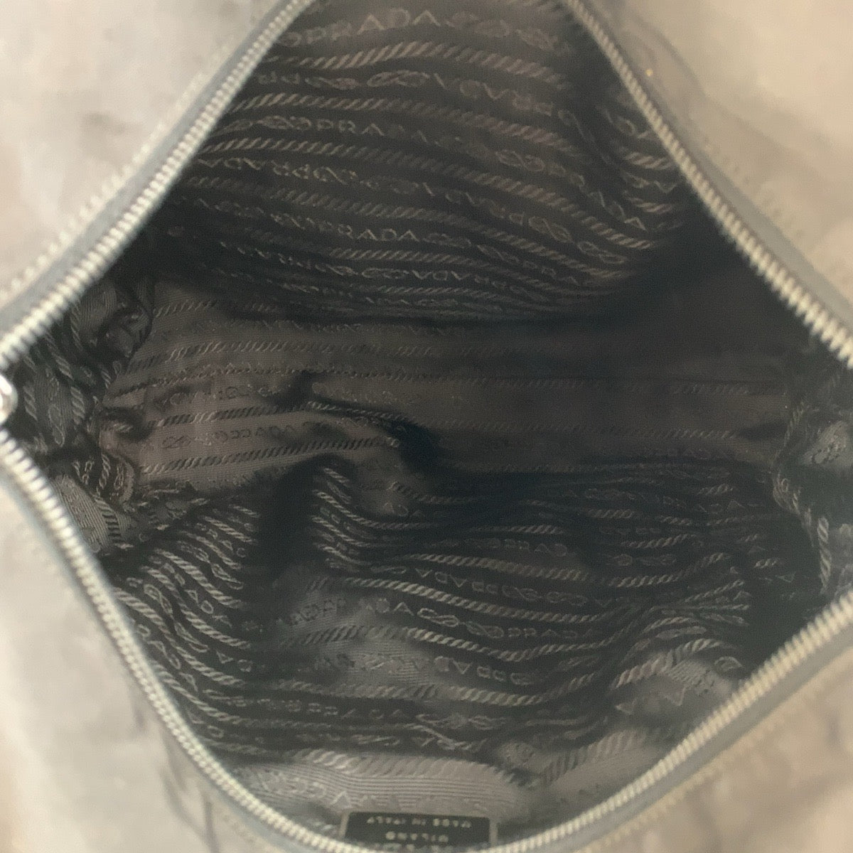 19123
PRADA プラダ テスート 三角ロゴプレート ブラック 黒 シルバー金具 ナイロン  トートバッグ ハンドバッグ  レディース ABP34