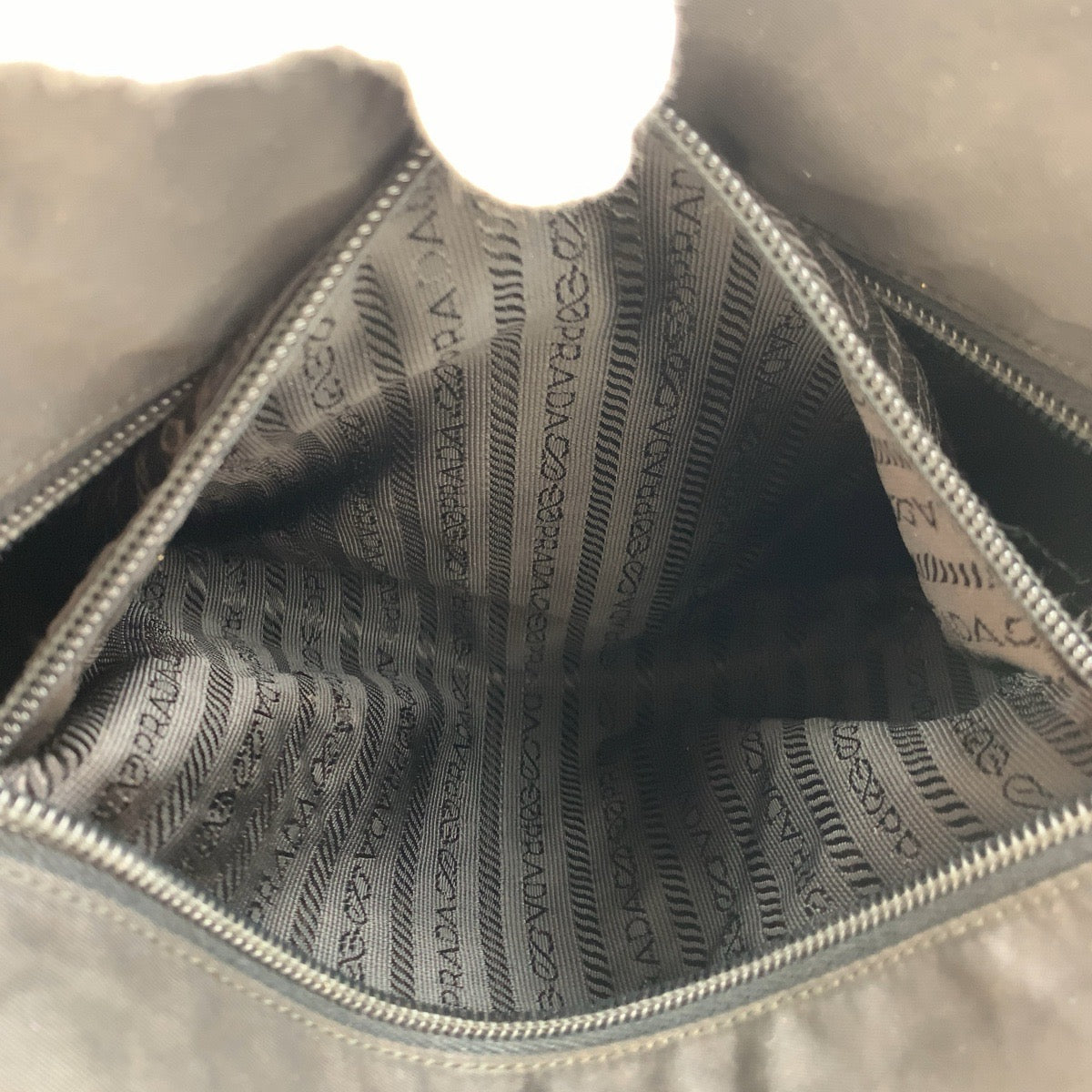 19123
PRADA プラダ テスート 三角ロゴプレート ブラック 黒 シルバー金具 ナイロン  トートバッグ ハンドバッグ  レディース ABP34