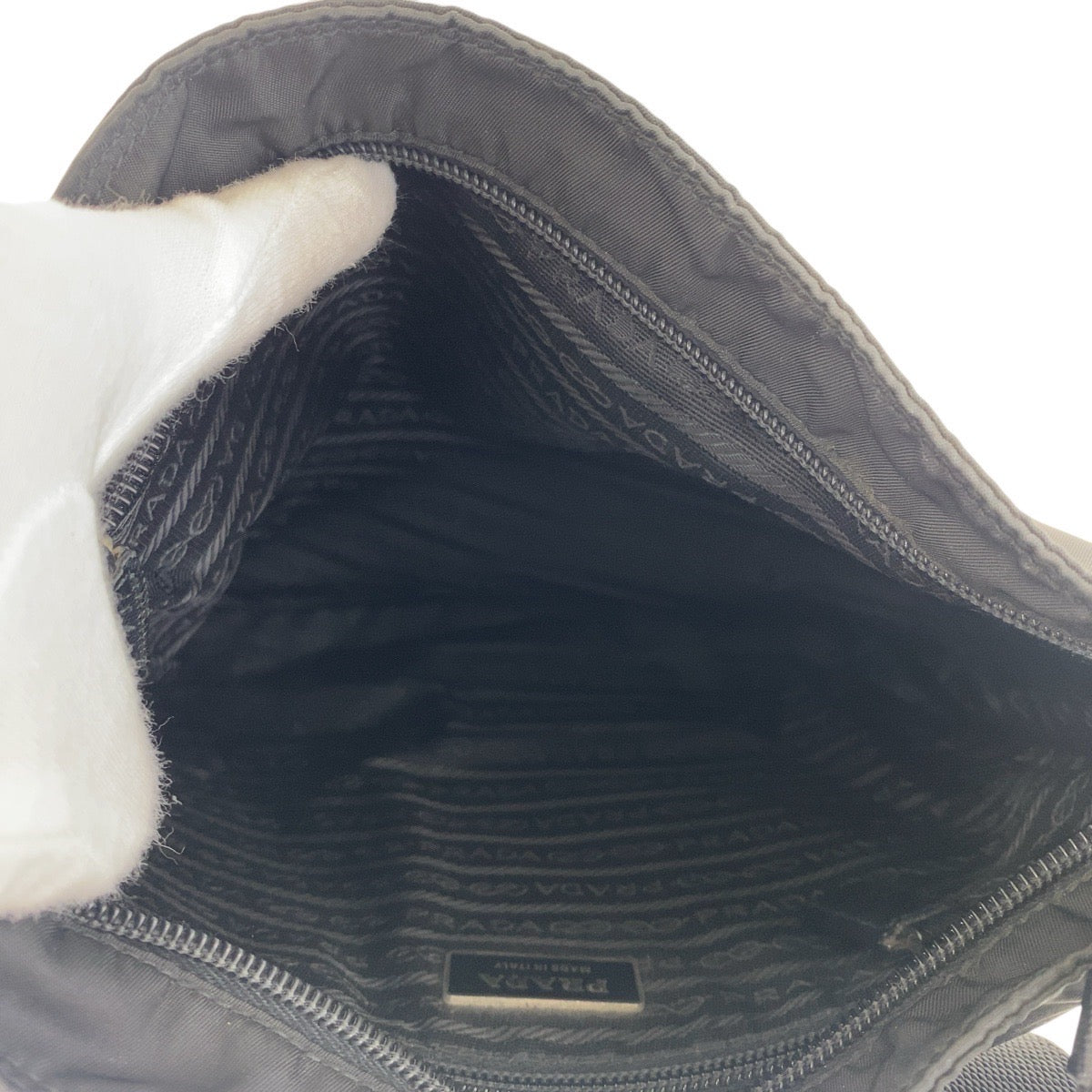 19141
PRADA プラダ テスート サフィアーノ 三角ロゴプレート ブラック 黒 シルバー金具 ナイロン / レザー ショルダーバッグ ポシェット  レディース ABP38