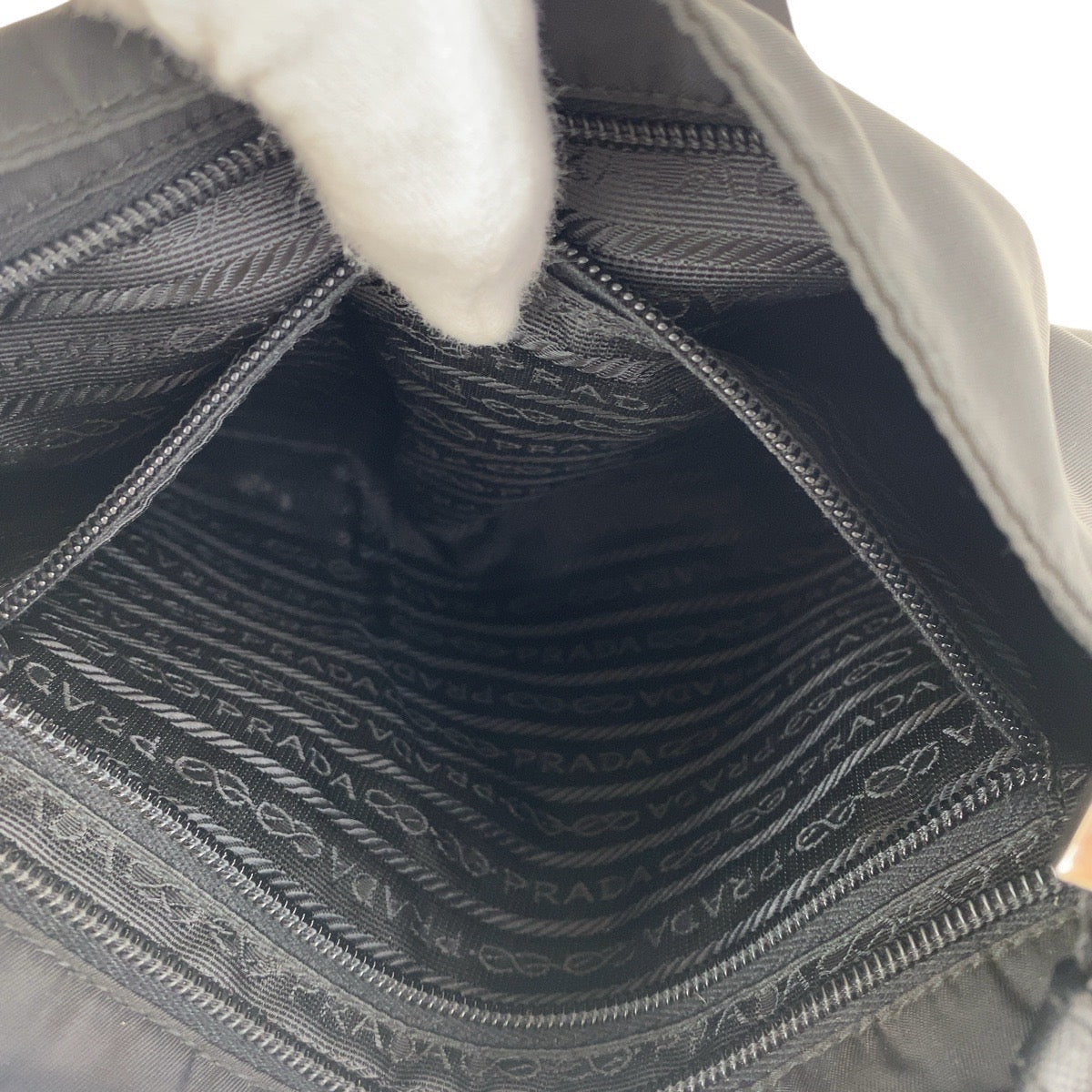 19141
PRADA プラダ テスート サフィアーノ 三角ロゴプレート ブラック 黒 シルバー金具 ナイロン / レザー ショルダーバッグ ポシェット  レディース ABP38