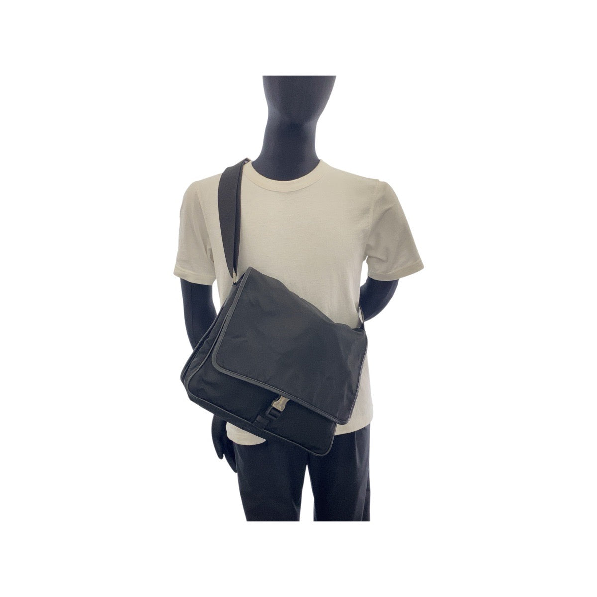 19181
PRADA プラダ テスート 三角ロゴプレート ブラック 黒 シルバー金具 ナイロン / レザー ショルダーバッグ メッセンジャーバッグ  メンズ ABP38