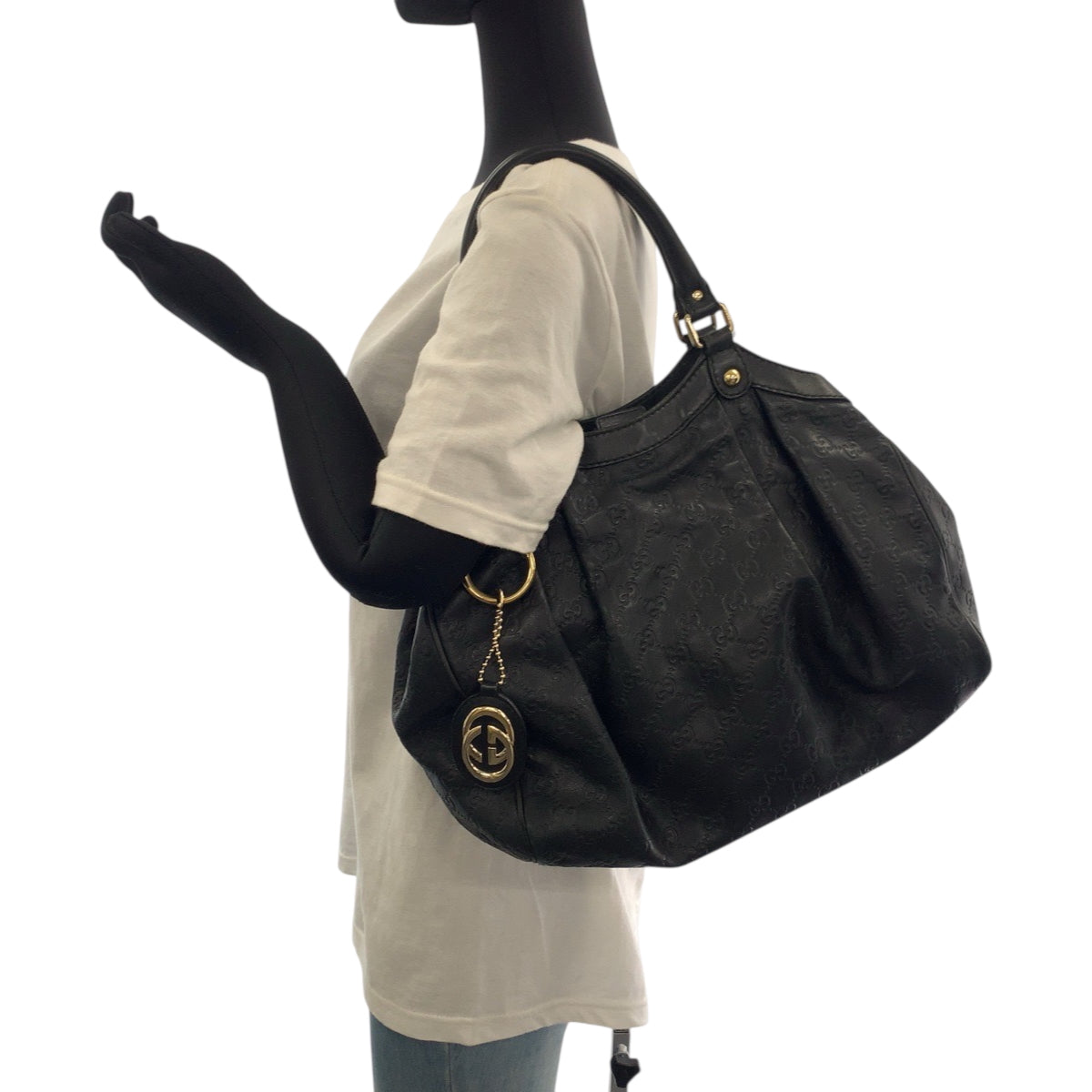 19197
GUCCI グッチ グッチシマ スーキー ブラック 黒 ゴールド金具 レザー 211944 ショルダーバッグ 肩掛け  レディース AB34