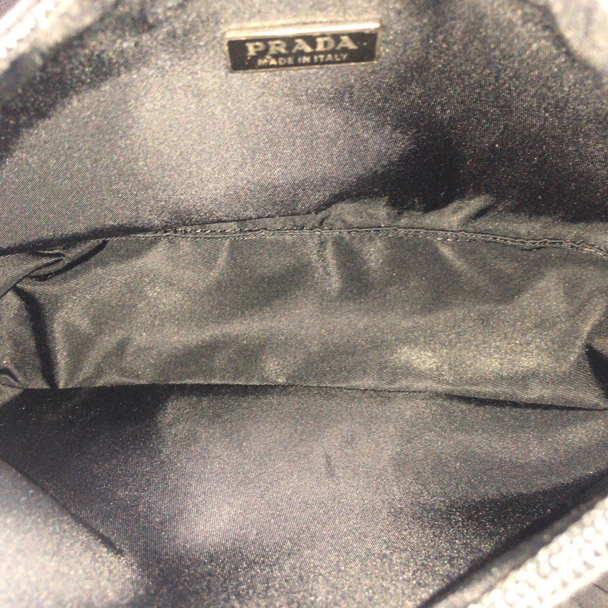 19201
PRADA プラダ テスート 三角ロゴプレート ブラック 黒 シルバー金具 ナイロン ハンドバッグ アクセサリーポーチ  レディース A43