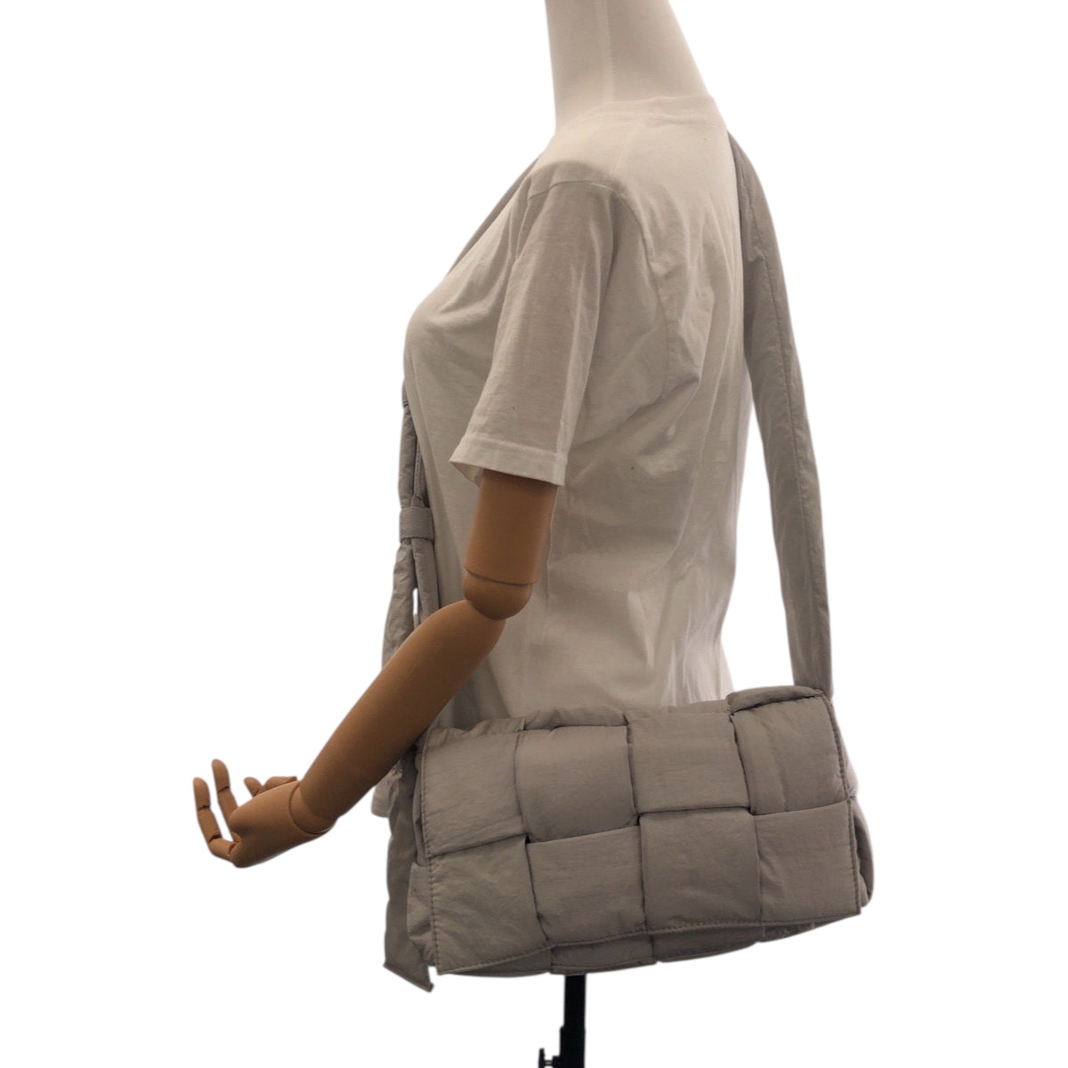 19223
BOTTEGAVENETA ボッテガヴェネタ パデッド テック カセット グレー シルバー金具 ナイロン B09457352K ショルダーバッグ ポーチ付き レディース ABP100