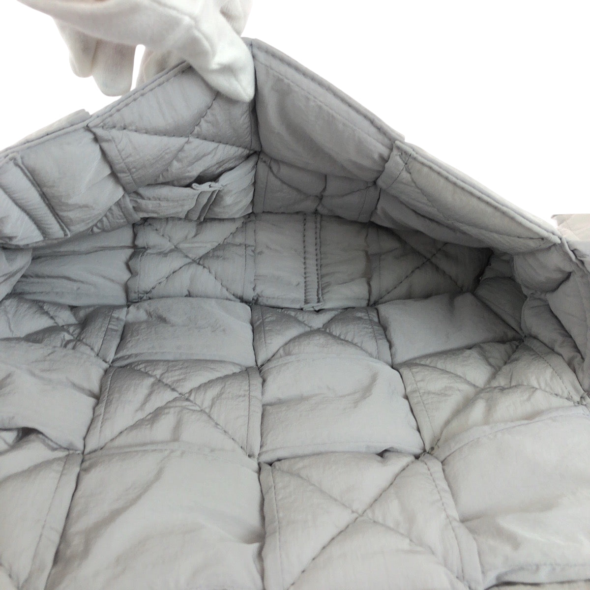 19223
BOTTEGAVENETA ボッテガヴェネタ パデッド テック カセット グレー シルバー金具 ナイロン B09457352K ショルダーバッグ ポーチ付き レディース ABP100