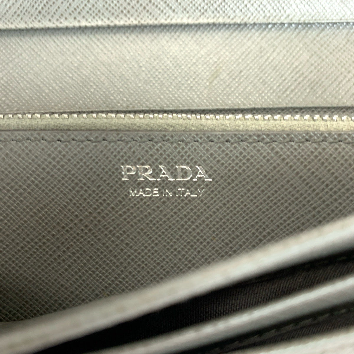 19256
PRADA プラダ サフィアーノ ロゴ グレー シルバー金具 レザー 1MH132 長財布 パスケース付き  レディース AB13