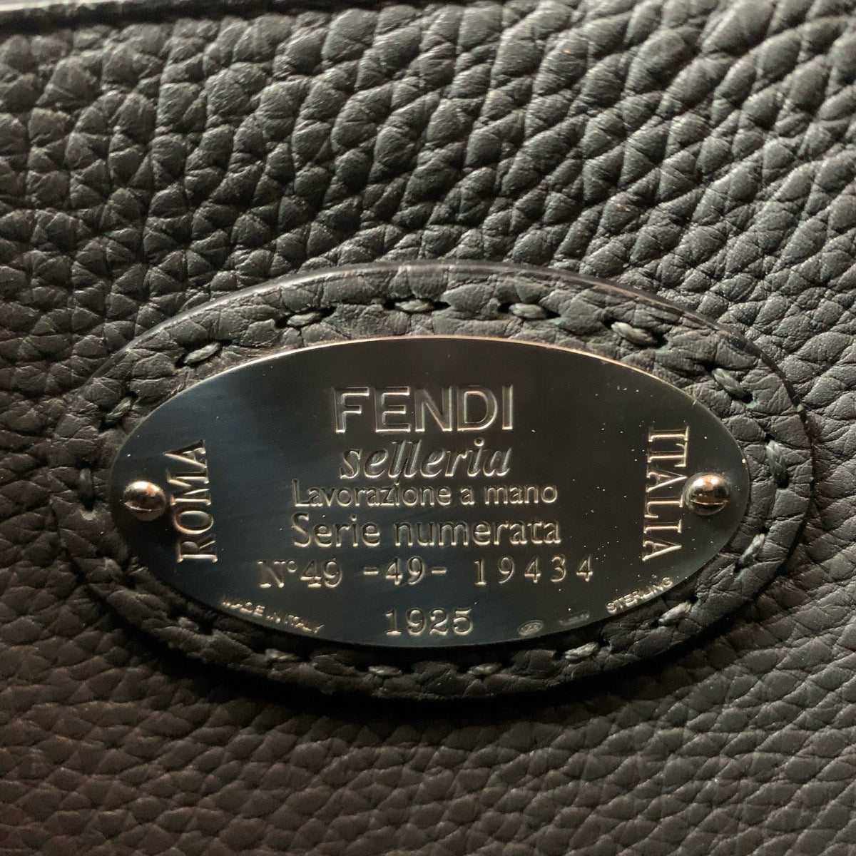 19284
FENDI フェンディ ピーカブー ミニフィット ロゴ グレー シルバー金具 レザー 7VA422 ショルダーバッグ ハンドバッグ メンズ A100