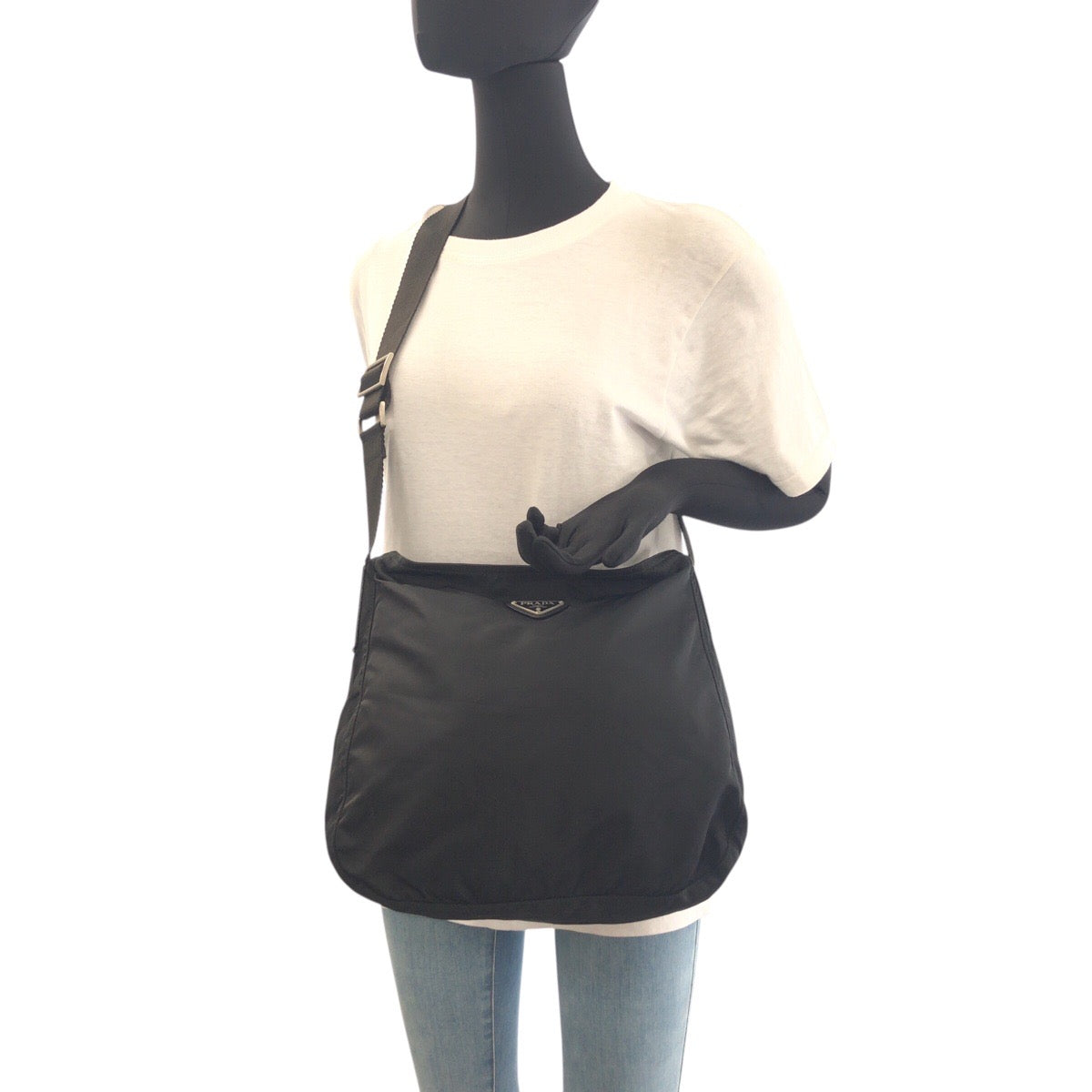 19352
PRADA プラダ テスート 三角ロゴプレート 男女兼用 ブラック 黒 シルバー金具 ナイロン ショルダーバッグ ボディーバッグ  レディース ABP31