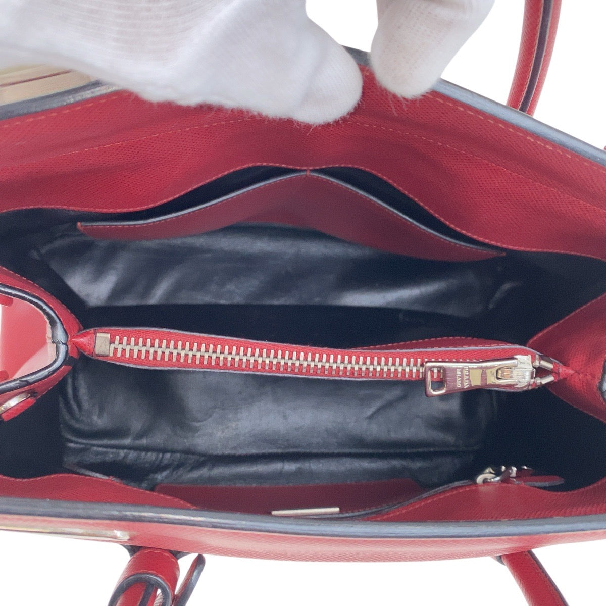 19486
PRADA プラダ サフィアーノ 三角ロゴプレート レッド シルバー金具 レザー トートバッグ ハンドバッグ  レディース A75