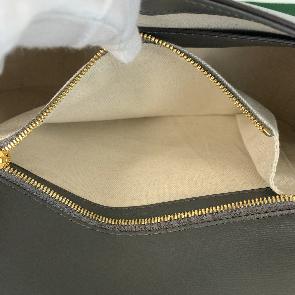 19617
GUCCI グッチ シェリーライン ホースビット 男女兼用 グレー ゴールド金具 レザー 700457 ショルダーバッグ ポシェット メンズ SA165