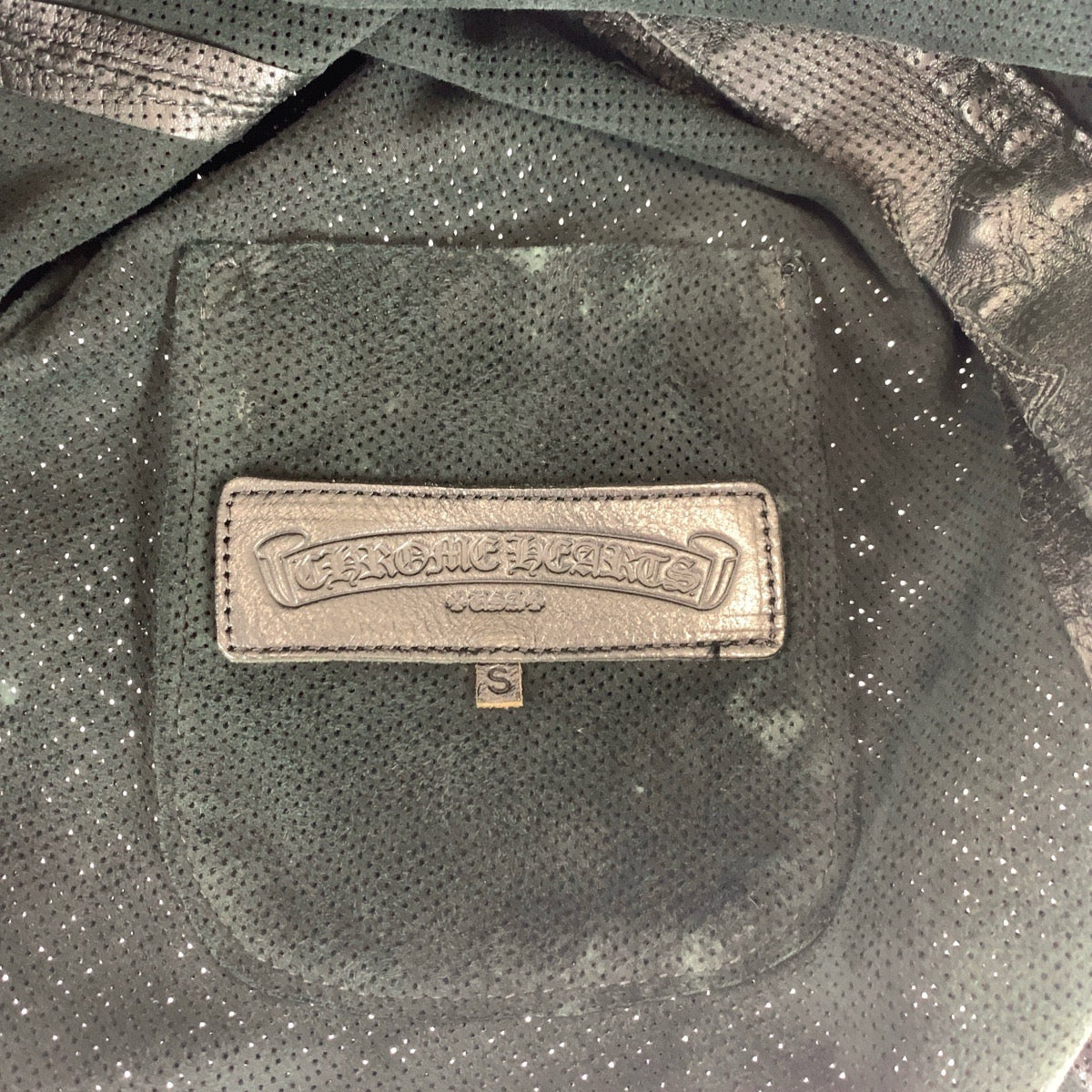 19677
CHROME HEARTS クロムハーツ クロスパッチ クロスボールボタン パンチング サイズS ブラック 黒 レザー 長袖シャツ レザーシャツ メンズ AB400