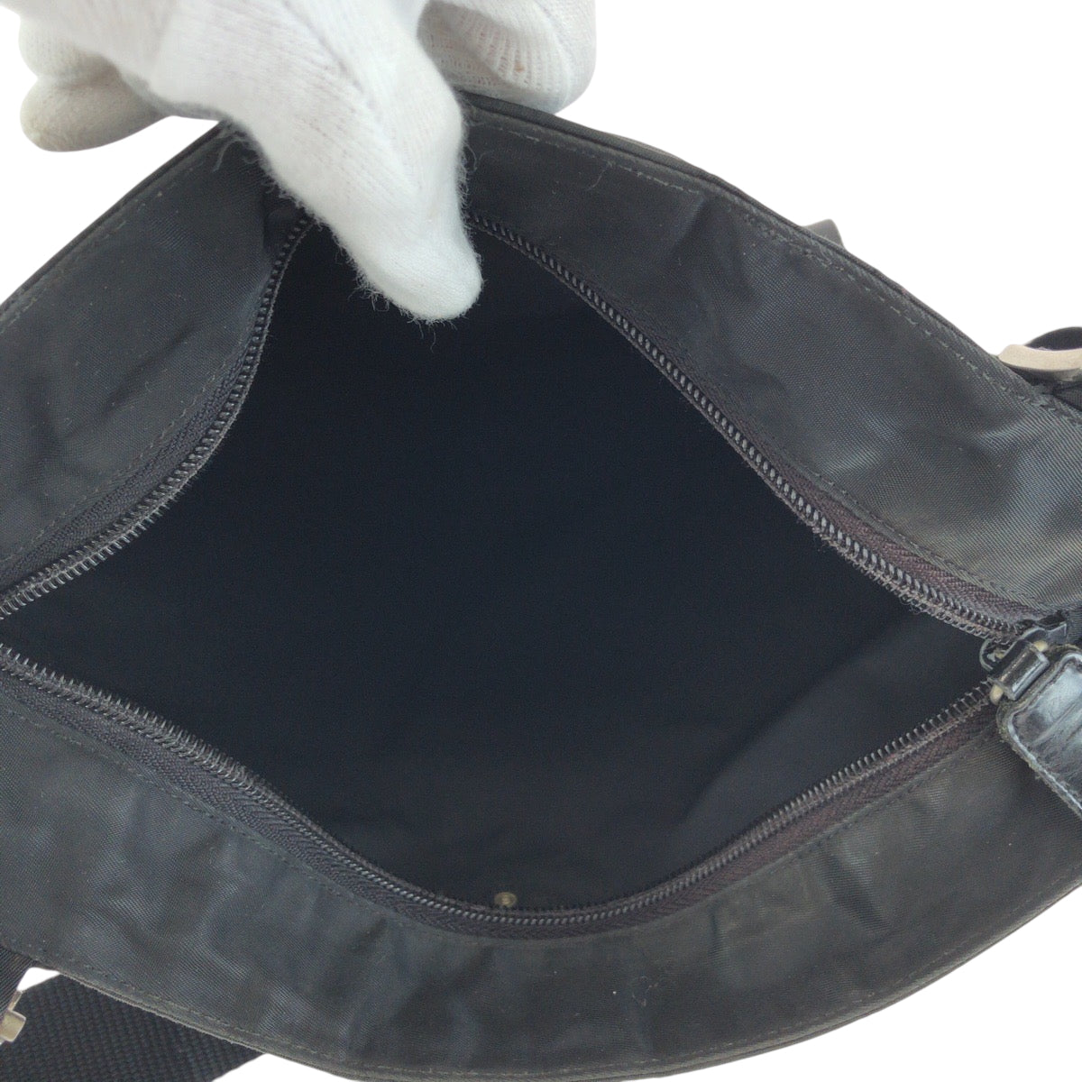 19763
PRADA プラダ テスート 三角ロゴプレート ブラック 黒 シルバー金具 ナイロン ショルダーバッグ サコッシュ  レディース AB