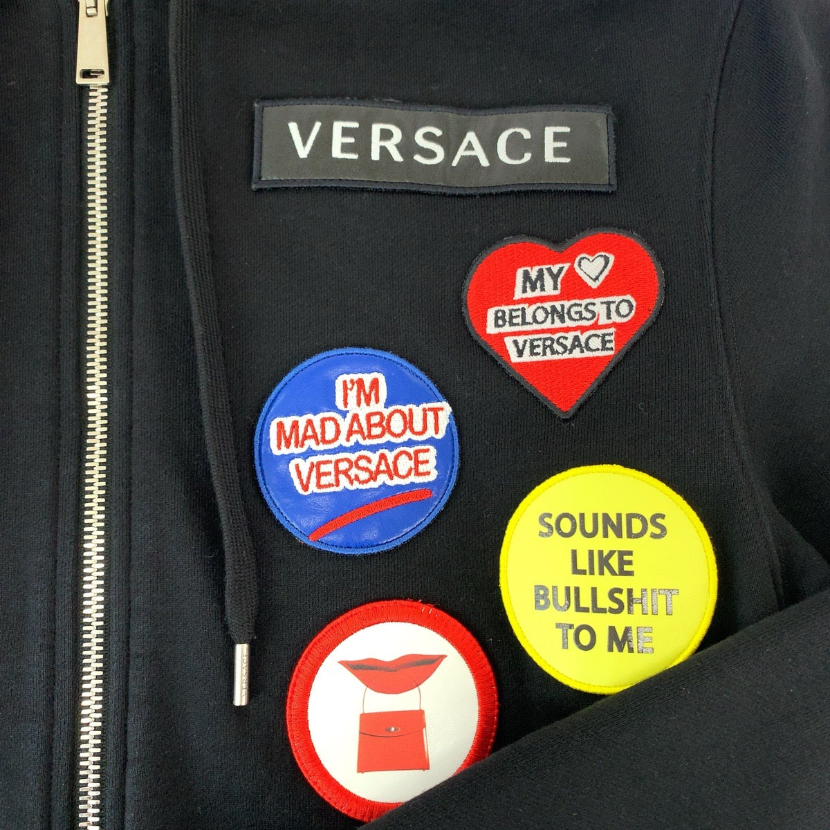 19803
VERSACE ヴェルサーチ マルチカラーパッチ パーカー サイズM パンツ サイズS ブラック 黒 マルチカラー コットン セットアップ 上下セット スウェット パーカー フーディ パンツ  メンズ ABP